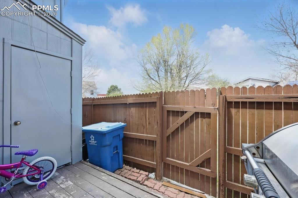 Image 19 of 20: Deck