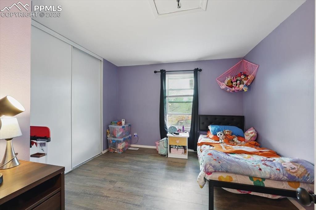 Image 6 of 20: Bedroom