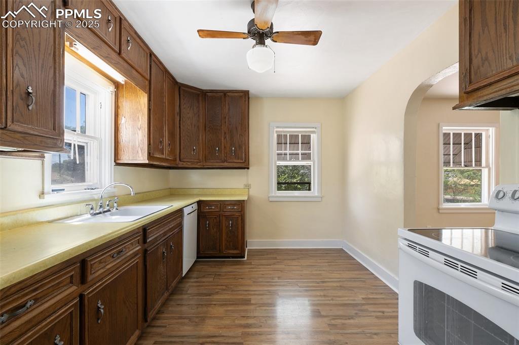 Image 11 of 39: Kitchen