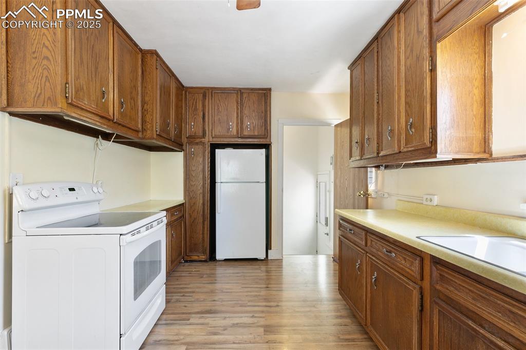 Image 13 of 39: Kitchen