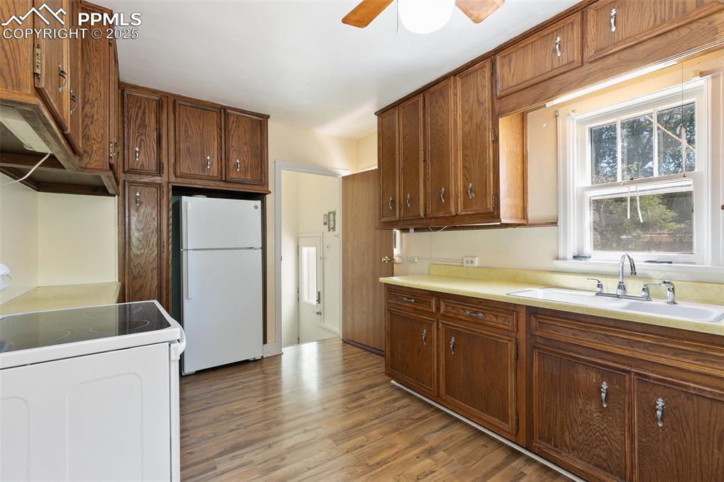 Image 14 of 39: Kitchen