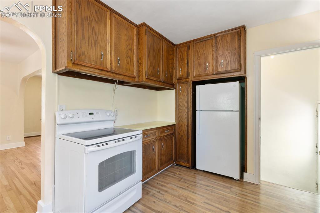 Image 15 of 39: Kitchen