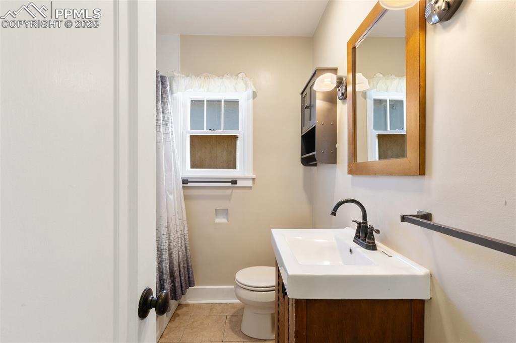 Image 26 of 39: Bathroom