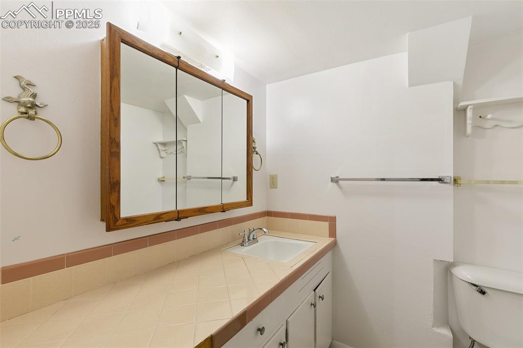 Image 29 of 39: Bathroom