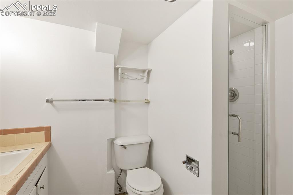 Image 30 of 39: Bathroom