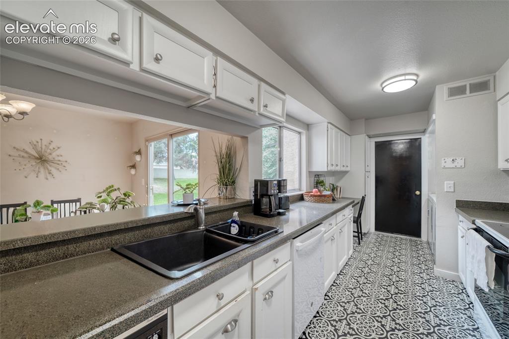 Image 15 of 29: Kitchen