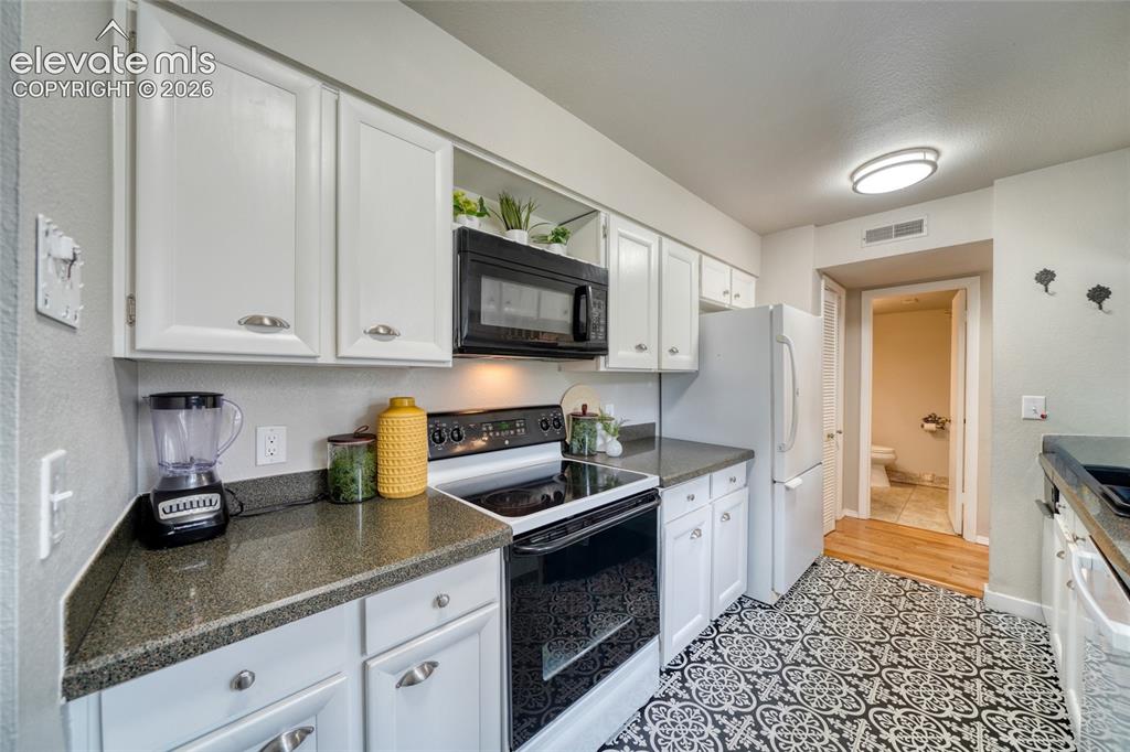 Image 17 of 29: Kitchen