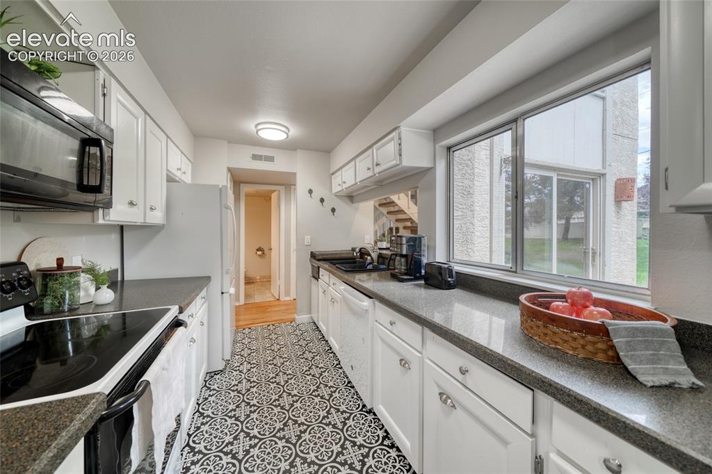 Image 19 of 29: Kitchen