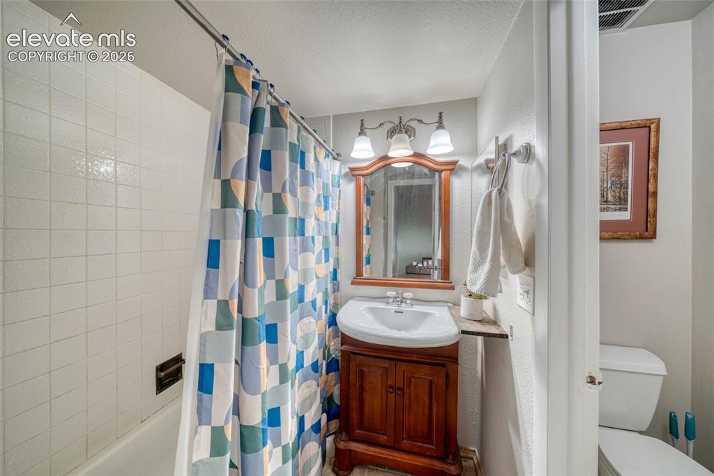 Image 25 of 29: Bathroom