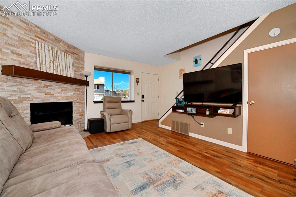Image 11 of 15: Living Room