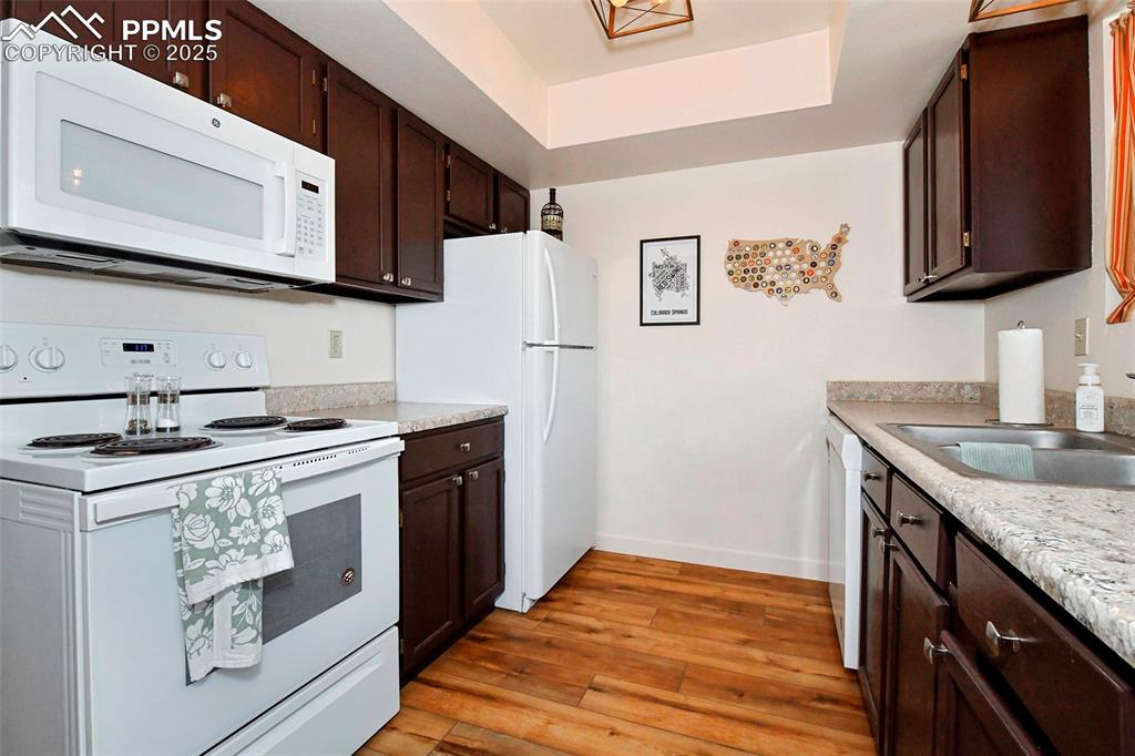 Image 4 of 15: Kitchen