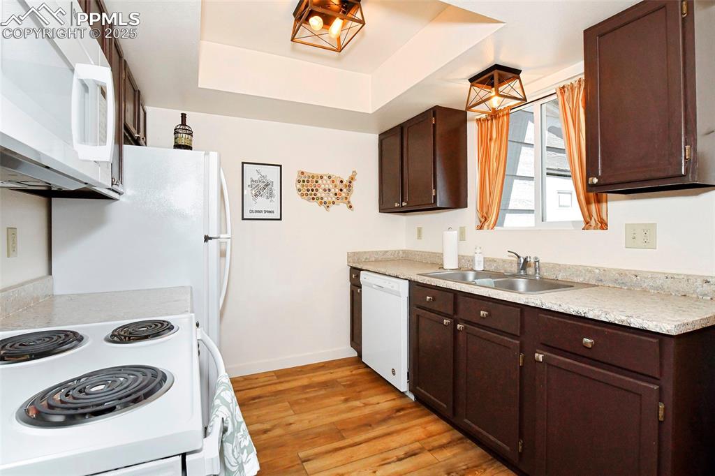 Image 5 of 15: Kitchen