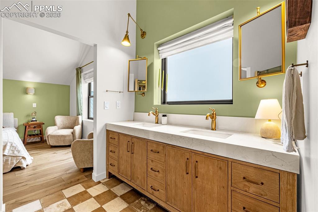 Image 14 of 43: Bathroom