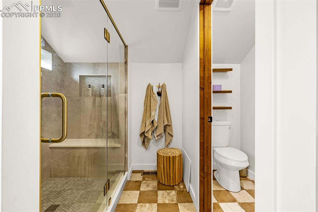 Image 16 of 43: Bathroom