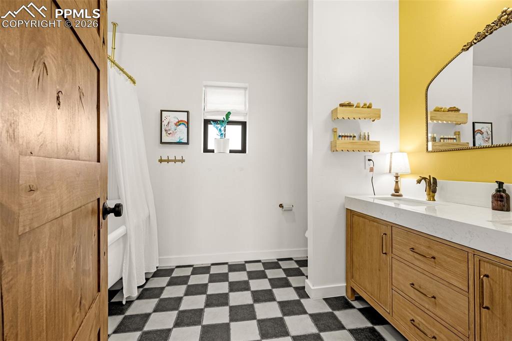 Image 20 of 43: Bathroom