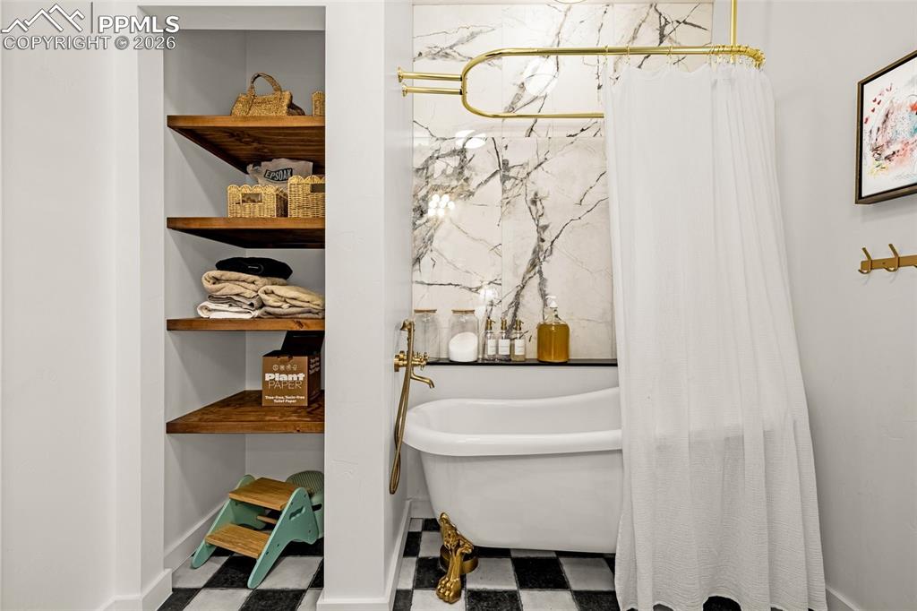 Image 22 of 43: Bathroom