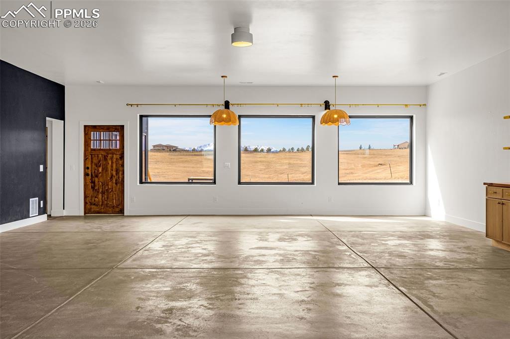 Image 29 of 43: Dining Area