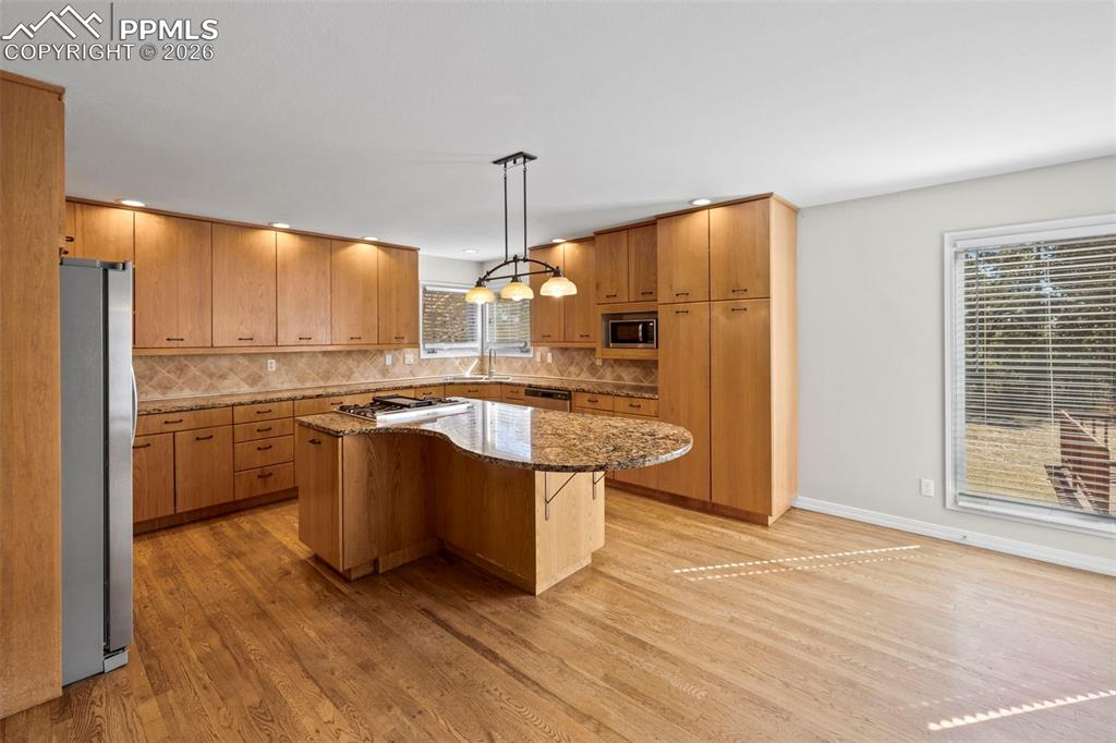 Image 10 of 50: Kitchen