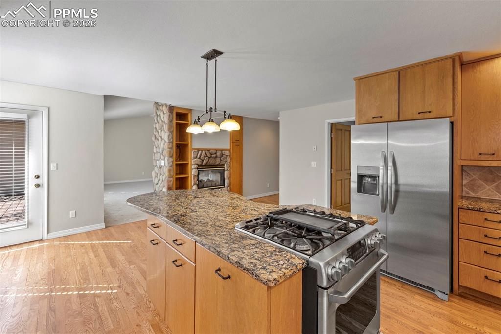 Image 11 of 50: Kitchen