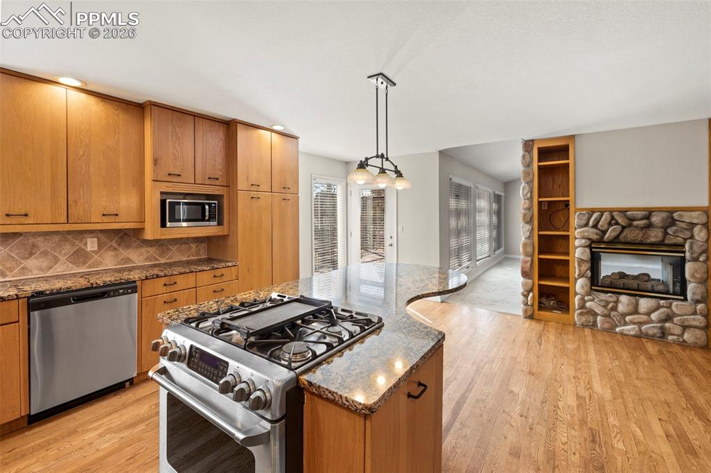 Image 12 of 50: Kitchen