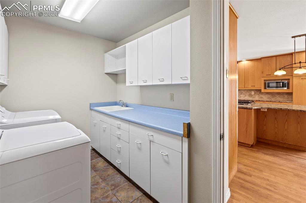 Image 13 of 50: Laundry