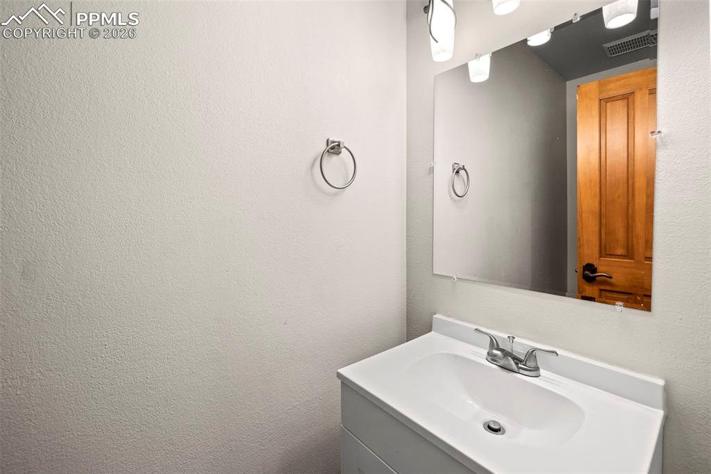 Image 14 of 50: Bathroom