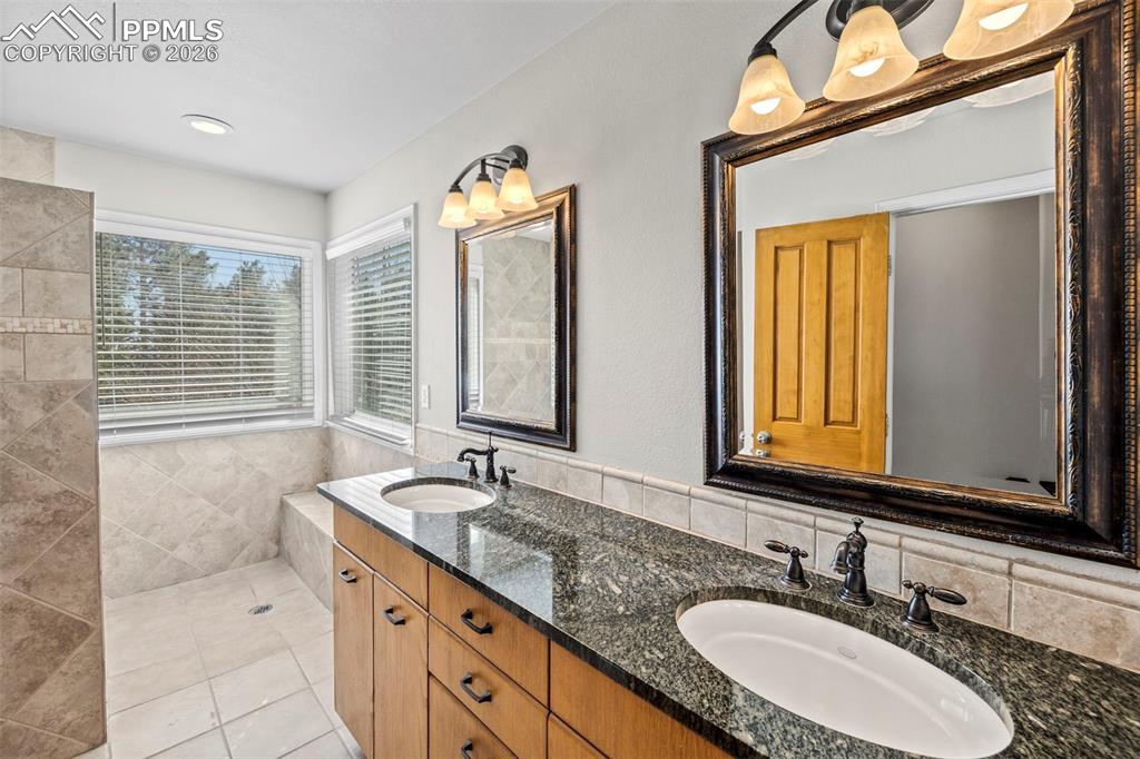 Image 17 of 50: Bathroom