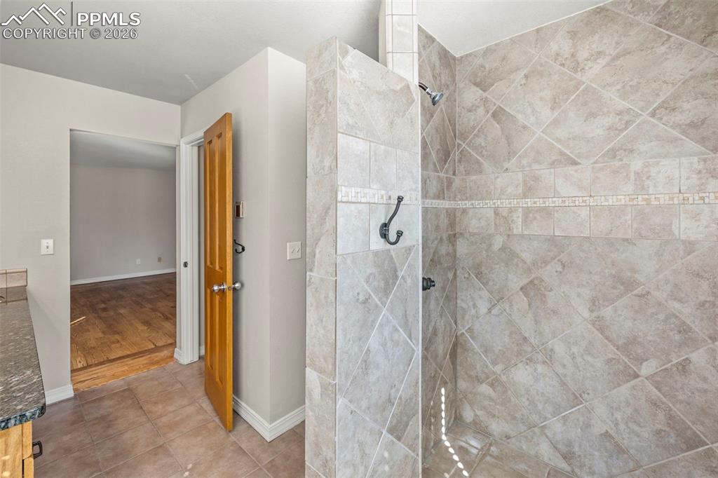 Image 18 of 50: Bathroom