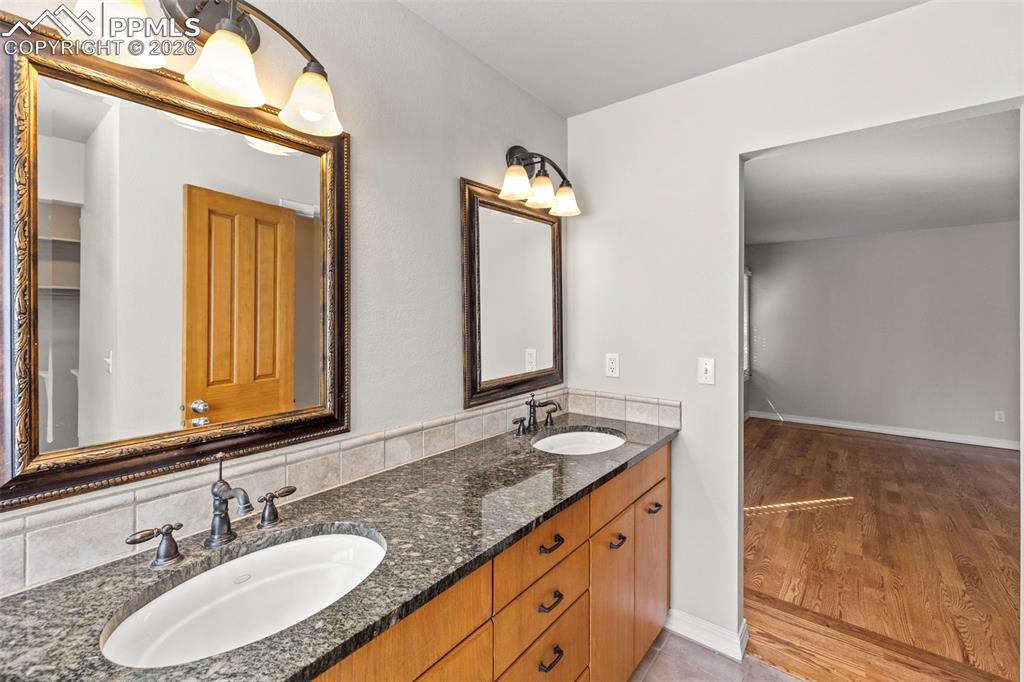 Image 19 of 50: Bathroom