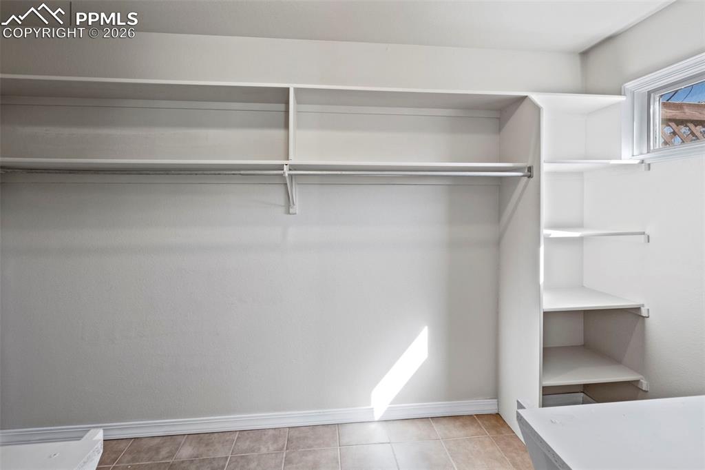 Image 20 of 50: Closet