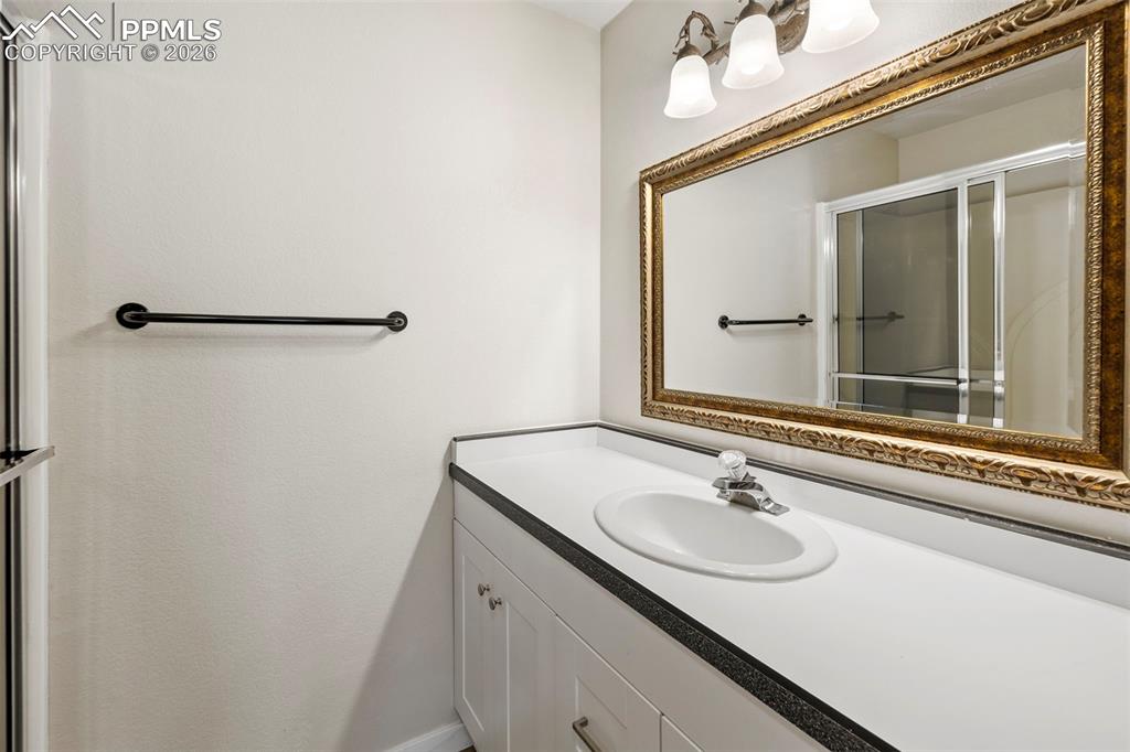 Image 29 of 50: Bathroom