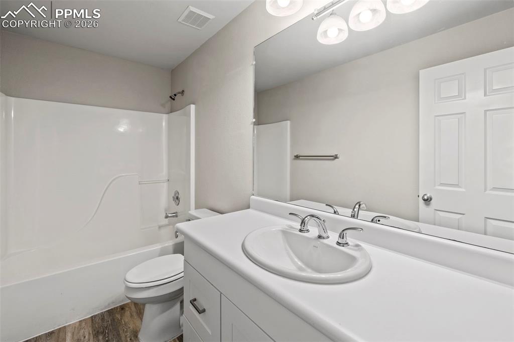 Image 30 of 50: Bathroom