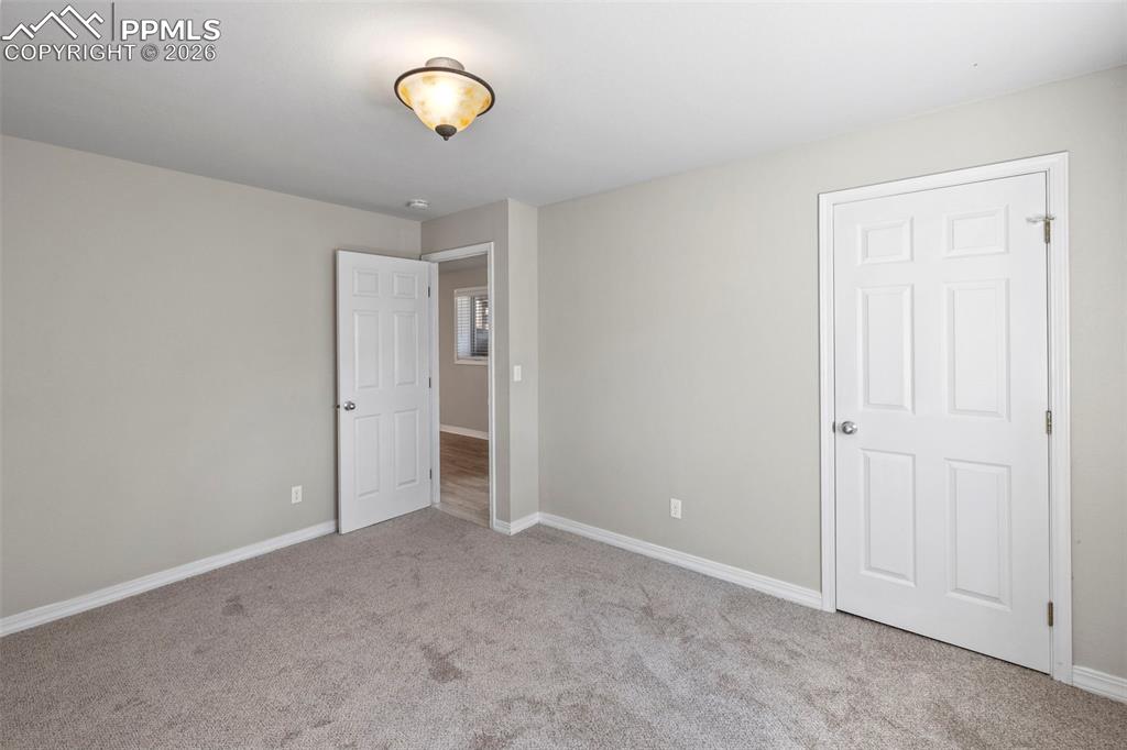 Image 33 of 50: Bedroom