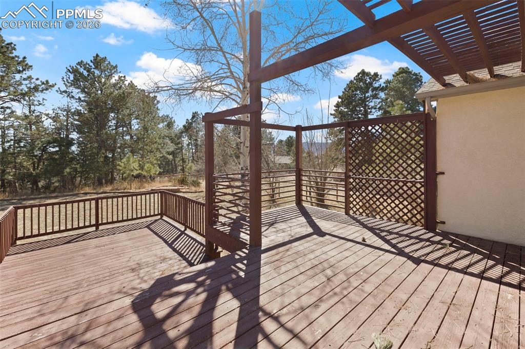 Image 35 of 50: Deck