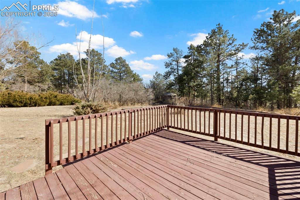 Image 36 of 50: Deck