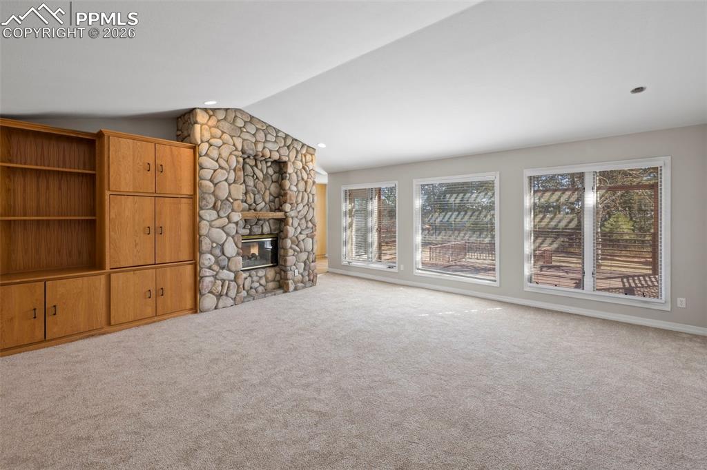 Image 6 of 50: Living Room