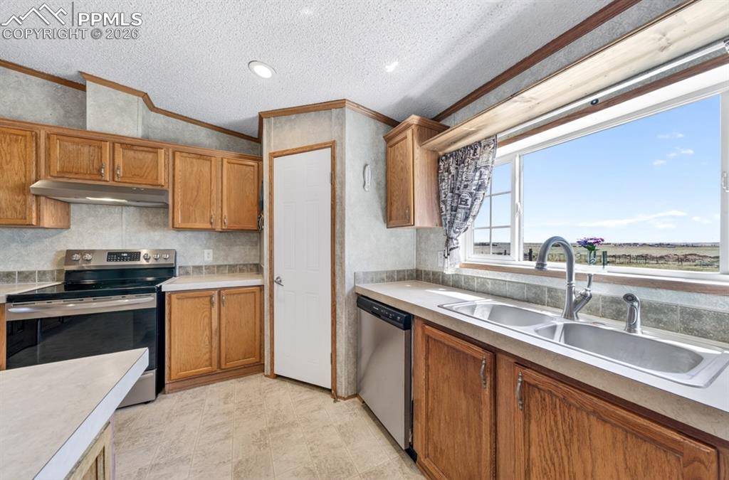 Image 11 of 42: Kitchen