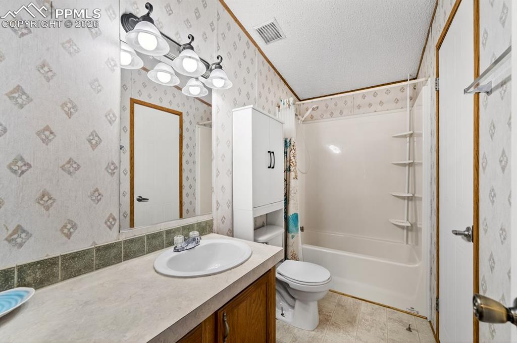 Image 26 of 42: Bathroom