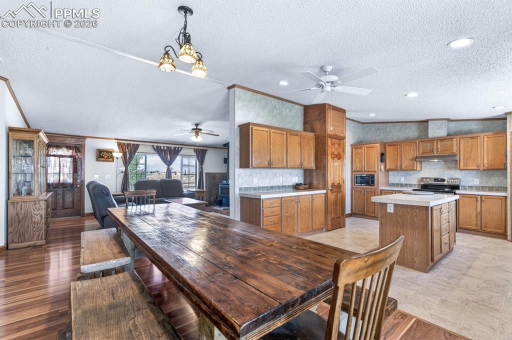 Image 8 of 42: Dining Area