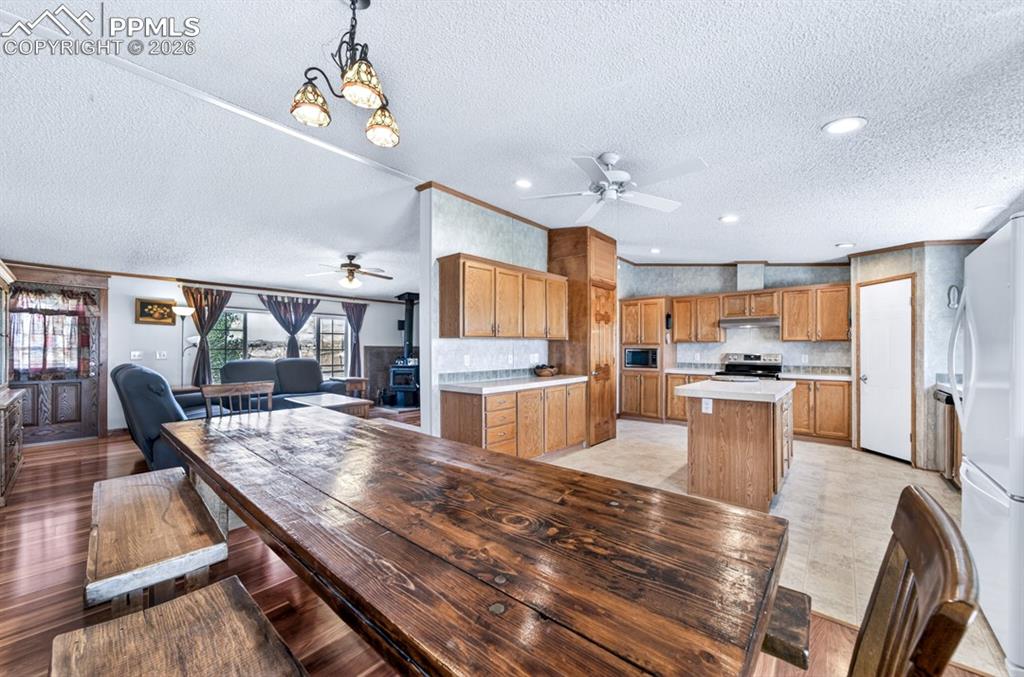 Image 9 of 42: Dining Area