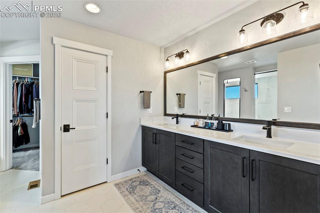 Image 29 of 48: Bathroom