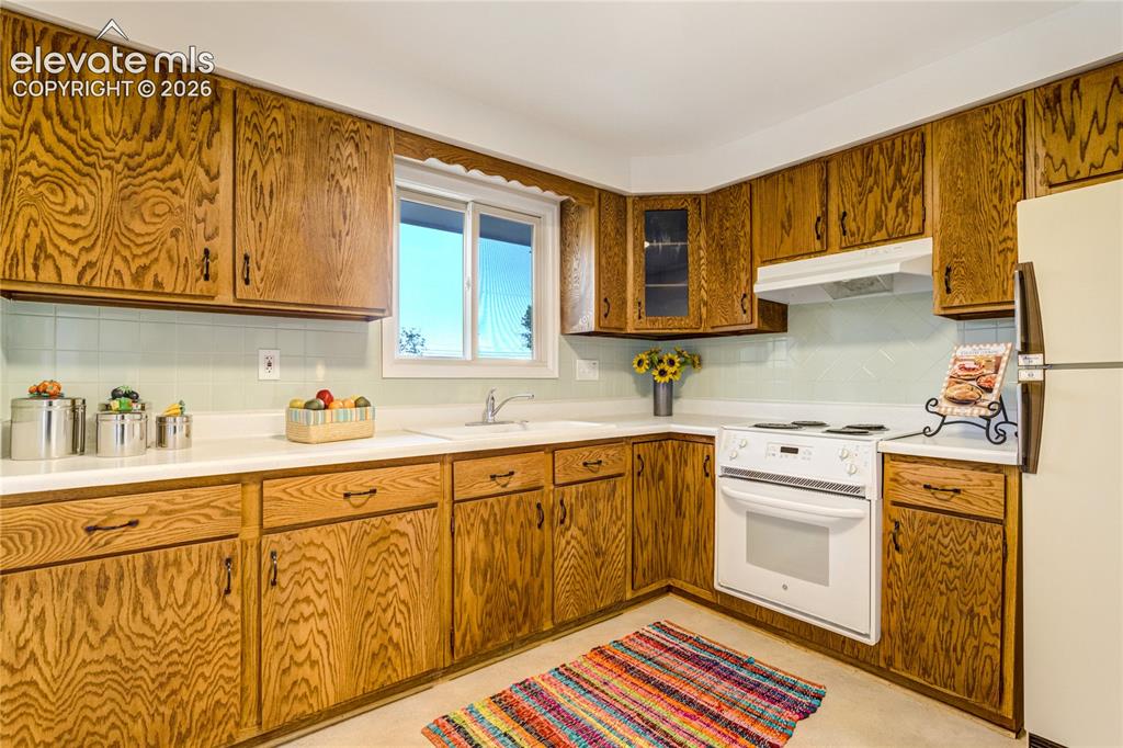 Image 13 of 44: Kitchen
