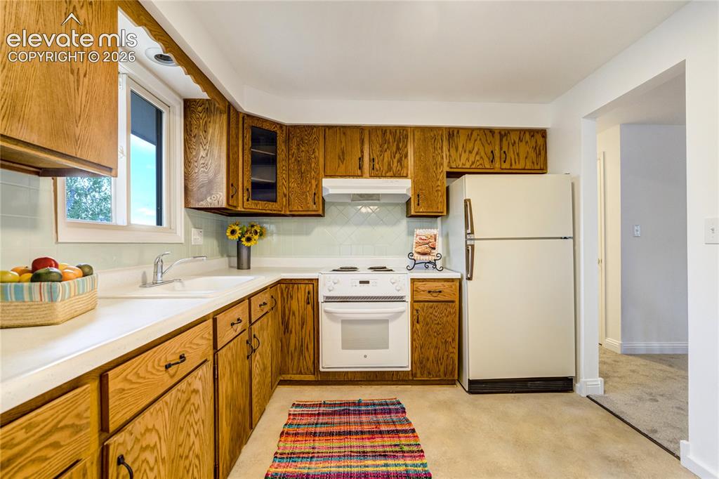 Image 14 of 44: Kitchen
