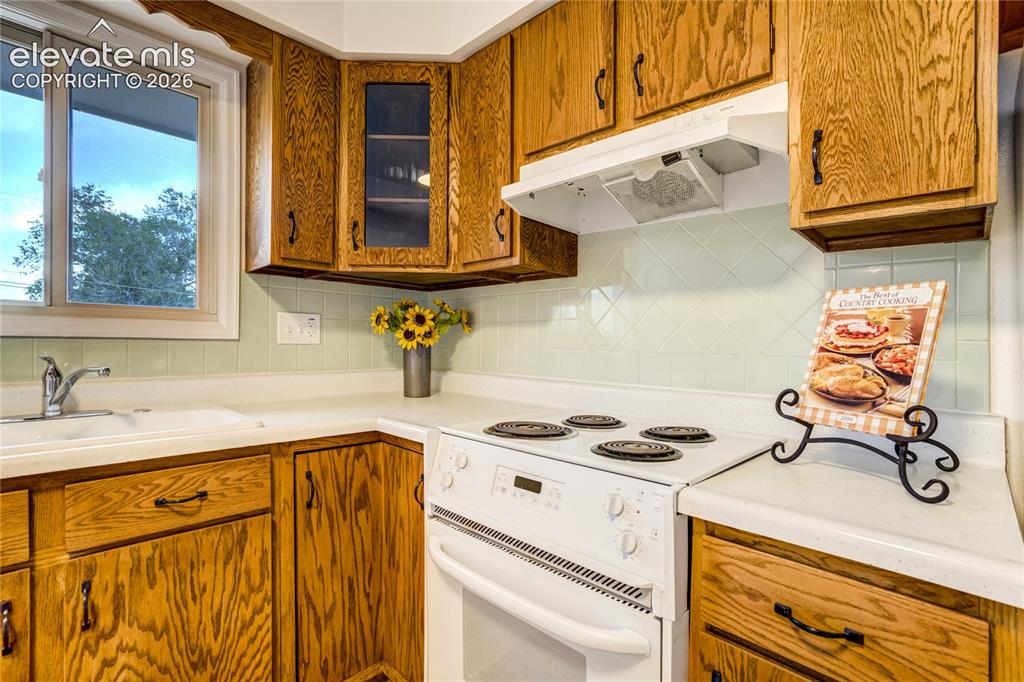 Image 15 of 44: Kitchen