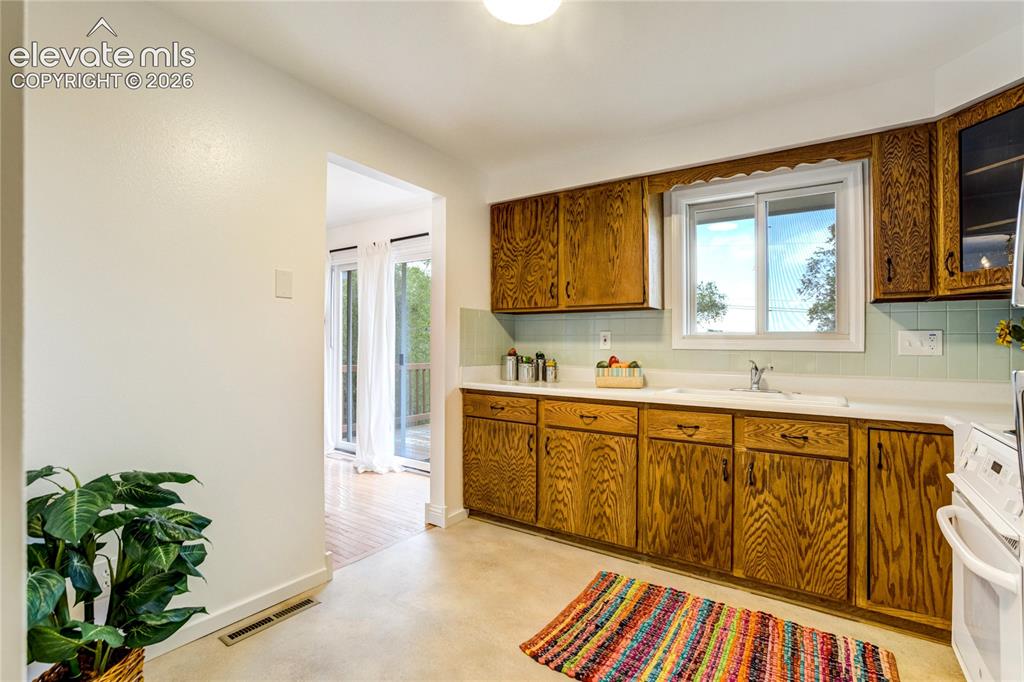 Image 16 of 44: Kitchen