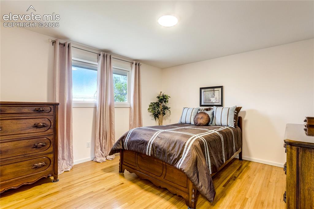Image 18 of 44: Bedroom