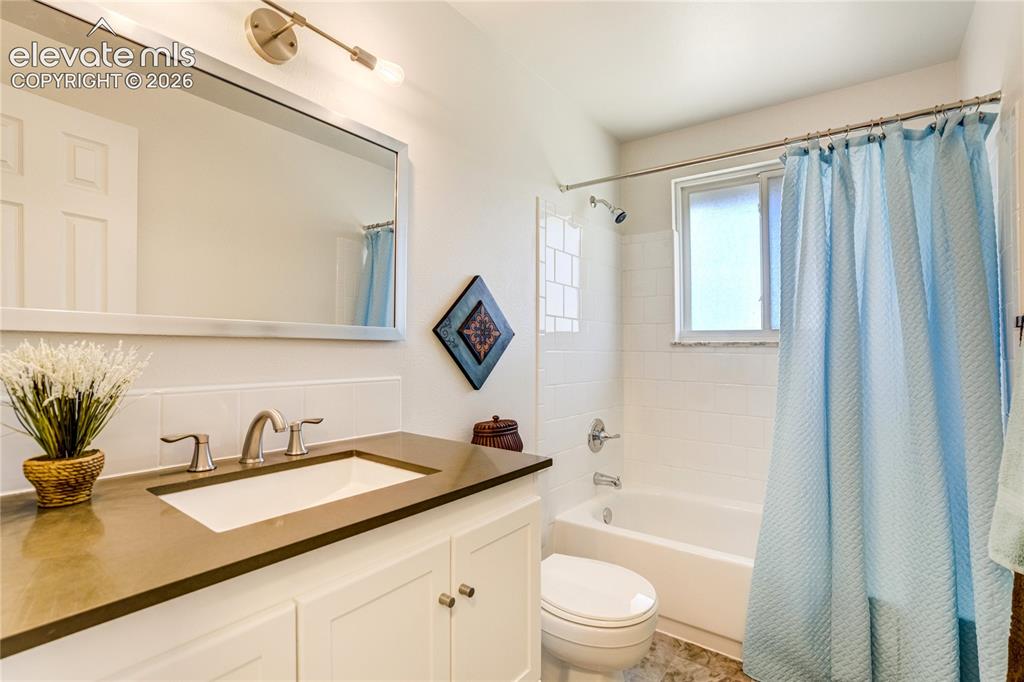 Image 21 of 44: Bathroom