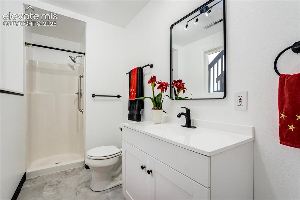 Image 35 of 44: Bathroom