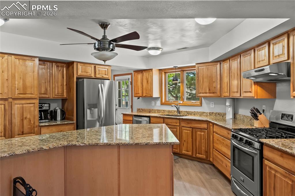 Image 12 of 45: Kitchen