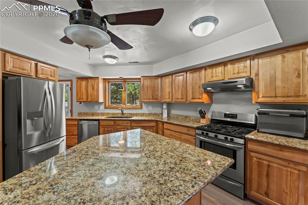 Image 13 of 45: Kitchen